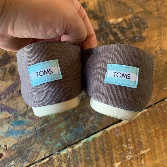 Toms - Picture 3 of 5